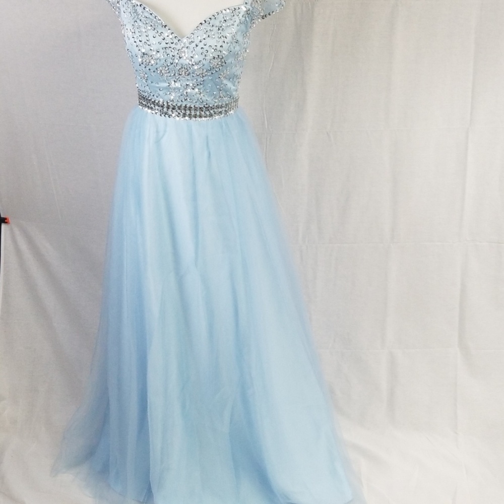 Elegant dress for the perfect occasion.